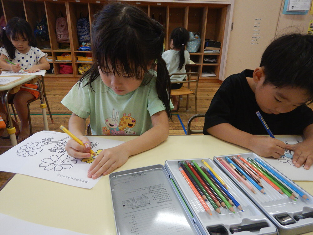 塗り絵をする子ども３