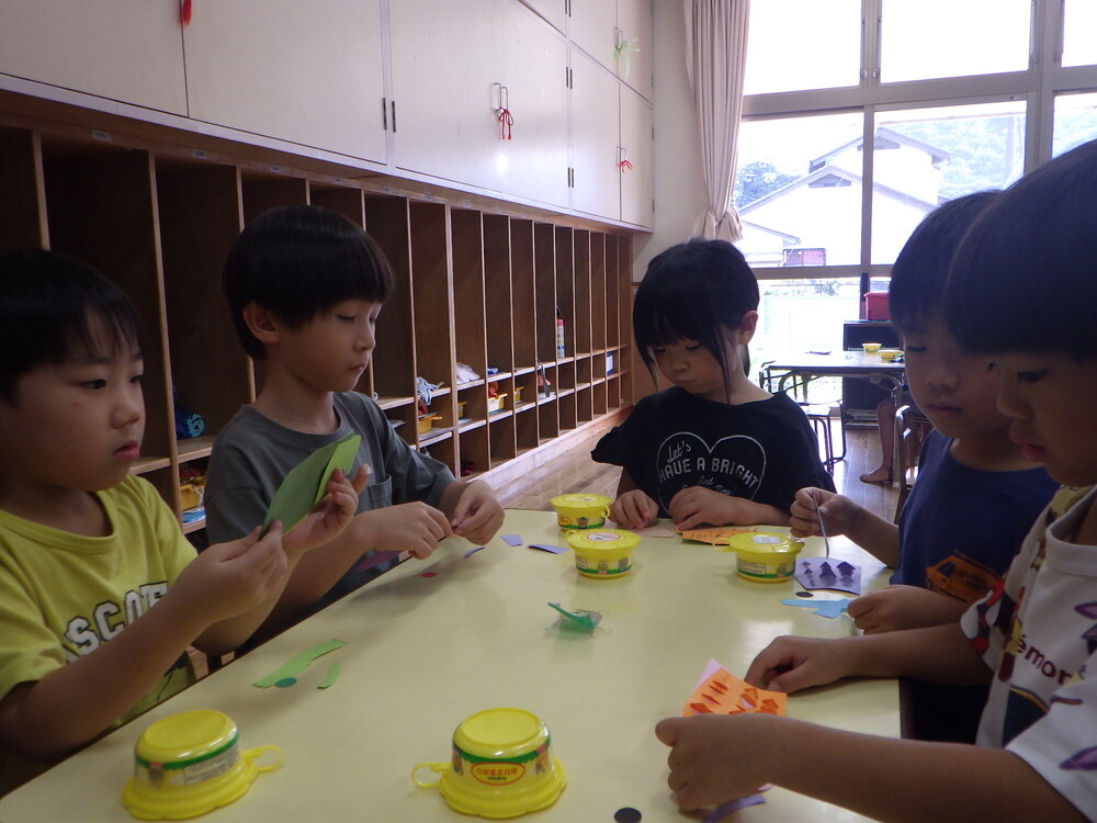 はりねずみの製作を楽しむ子ども (1)