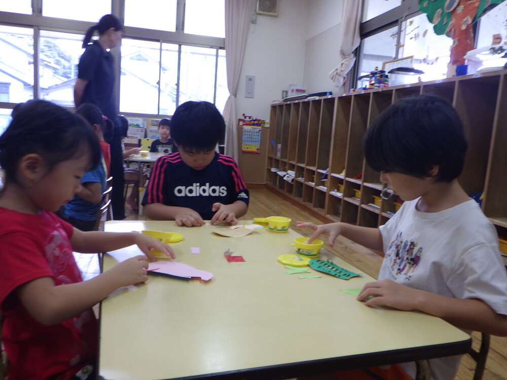はりねずみの製作を楽しむ子ども (2)