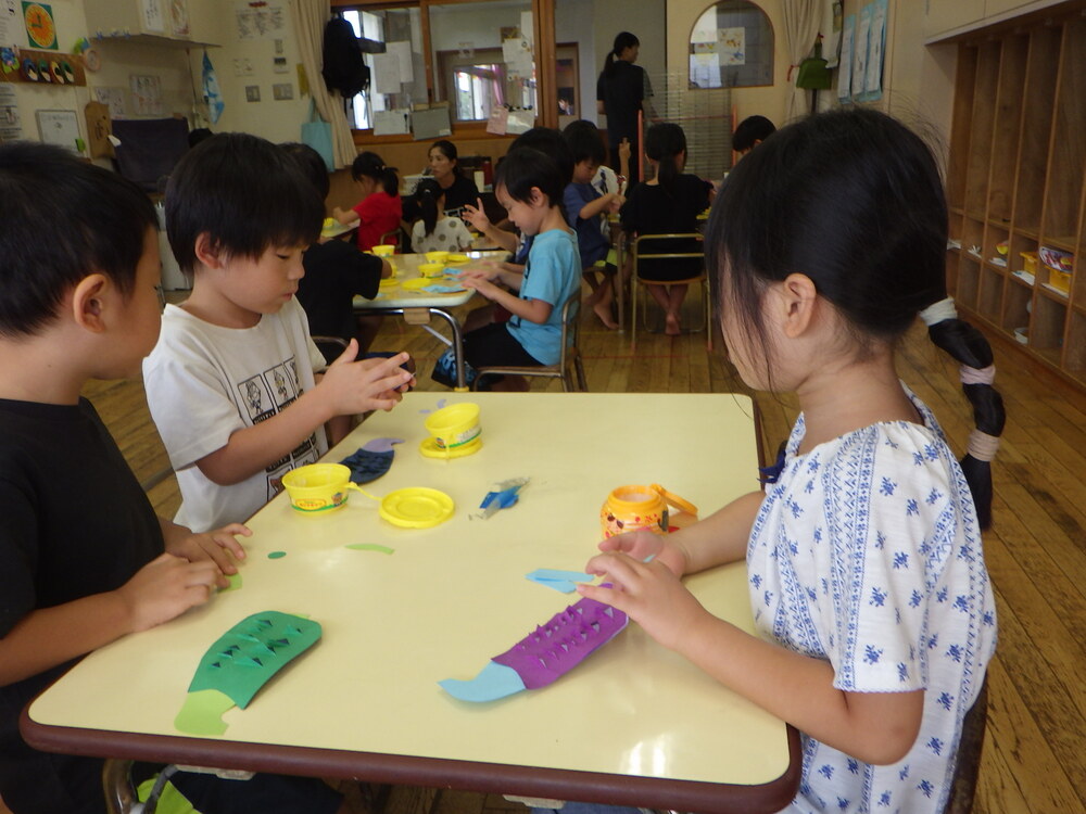 はりねずみの製作を楽しむ子ども (4)