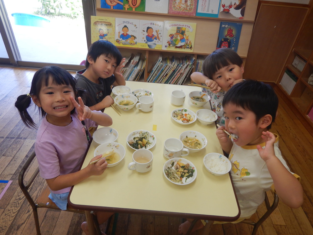 給食の様子１