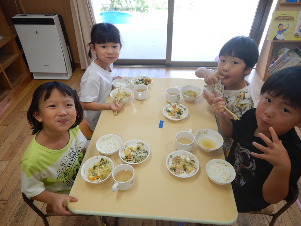 給食の様子２