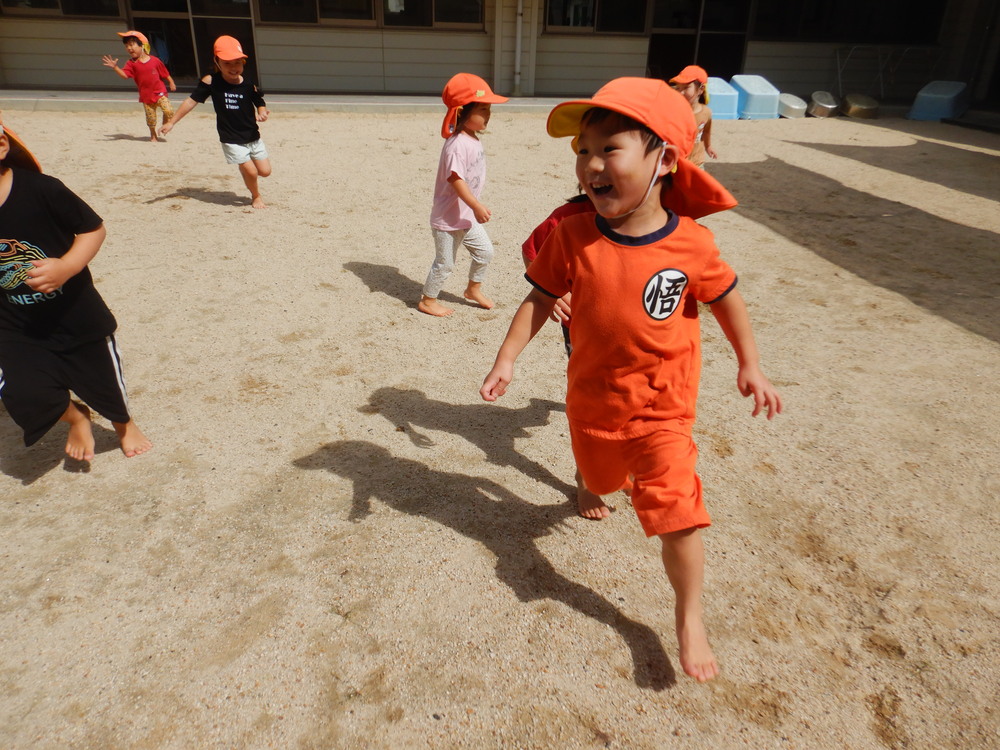 鬼ごっこをする子ども (1)