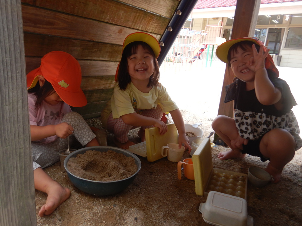 砂遊びをする子ども (2)