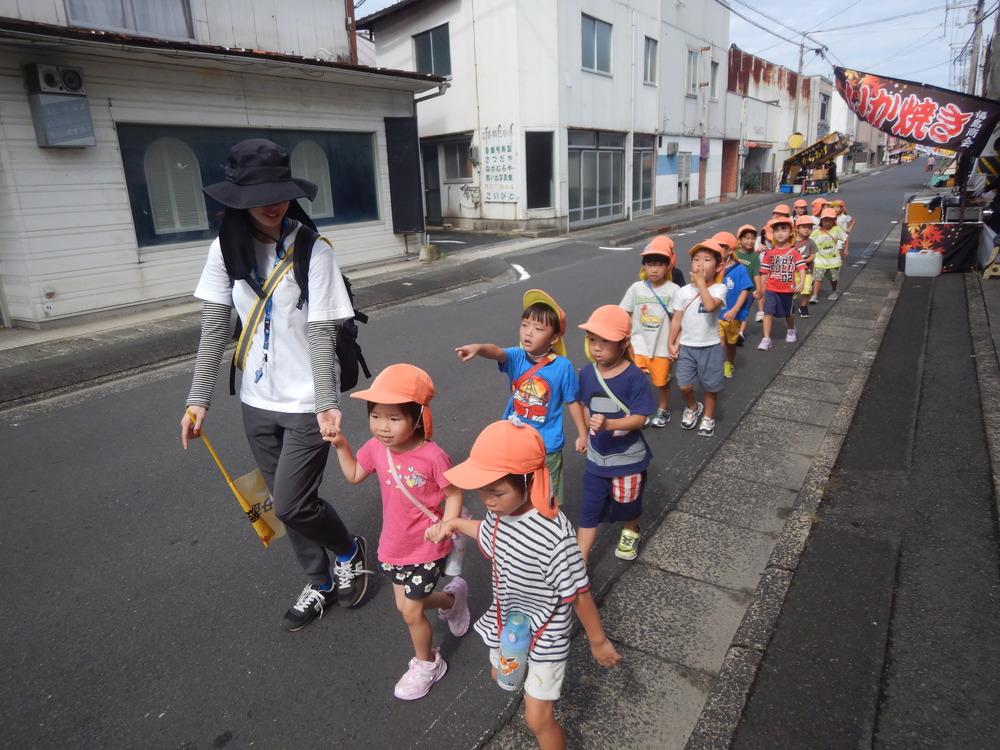 中日通りを歩く子どもたち