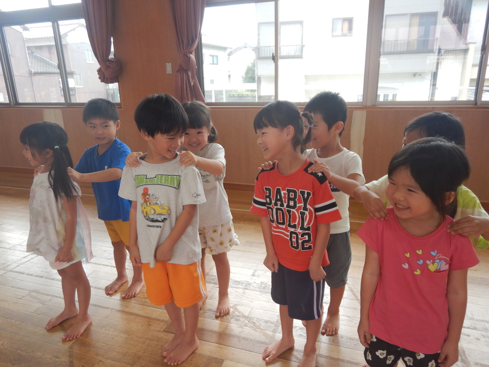 マッサージをする子ども１