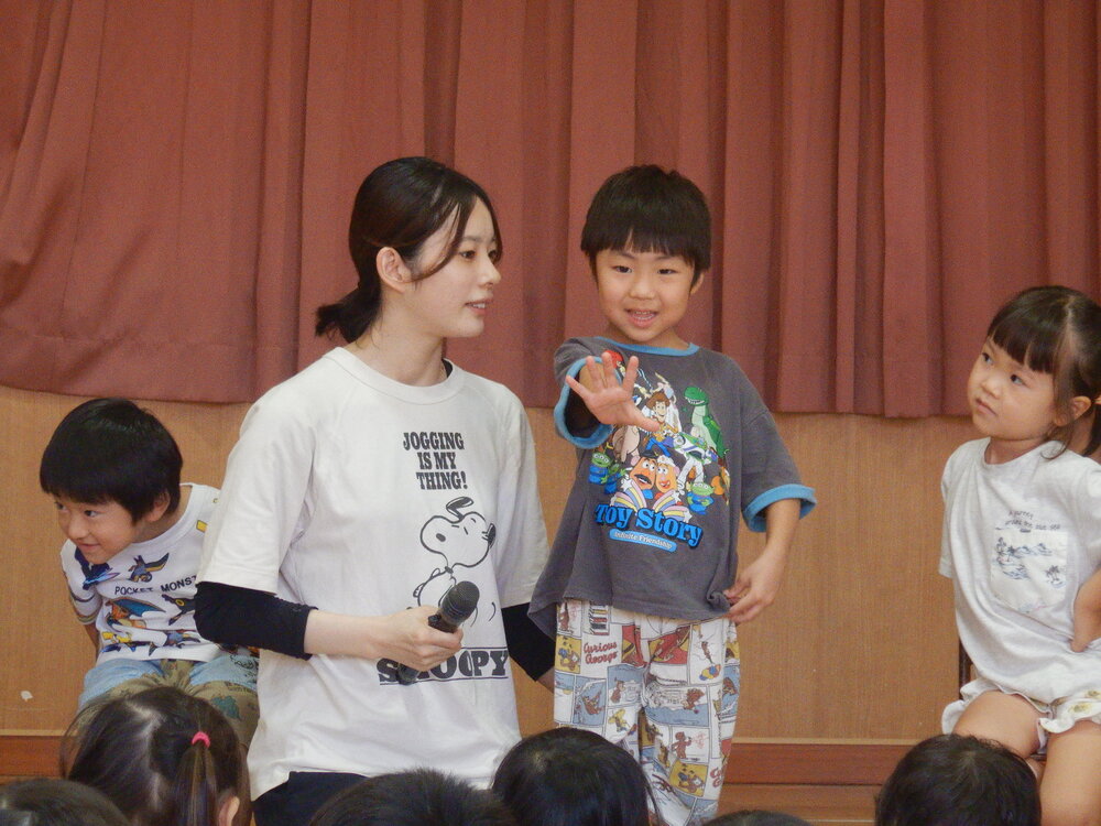 インタビューを受ける子ども１