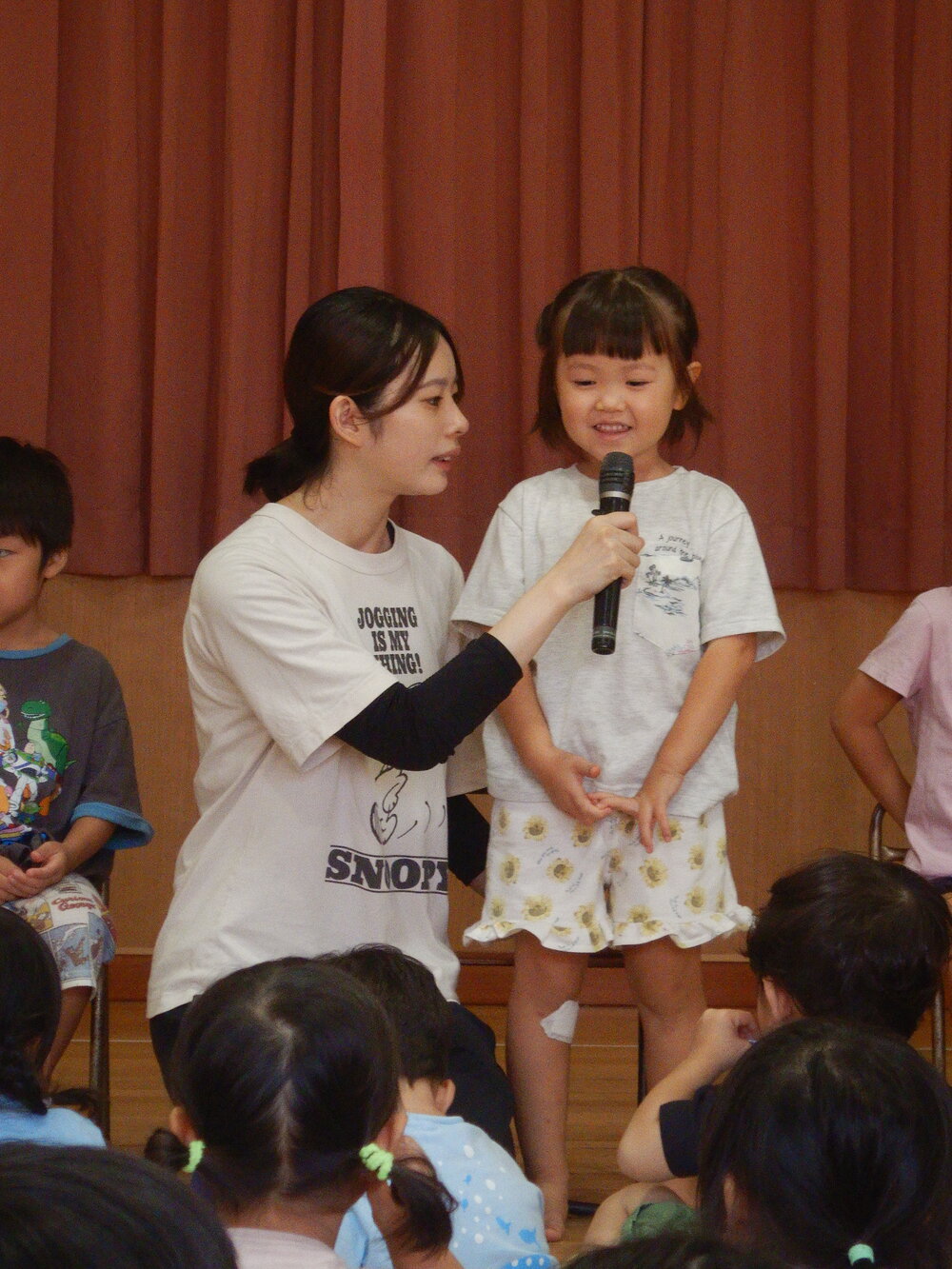 インタビューを受ける子ども３