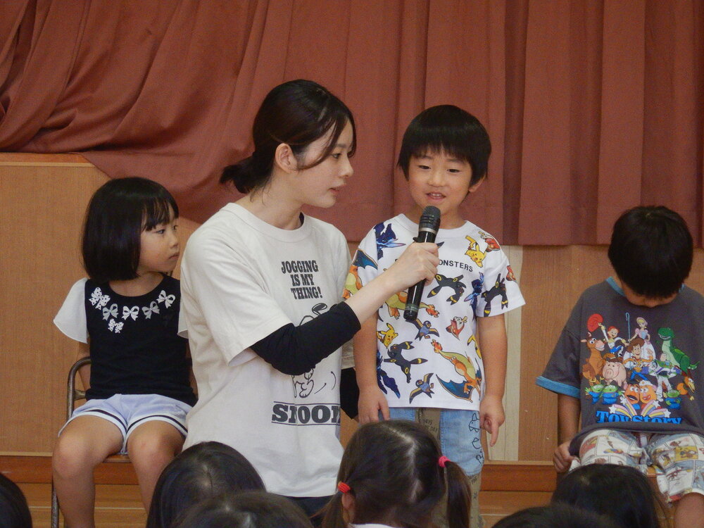 インタビューを受ける子ども４