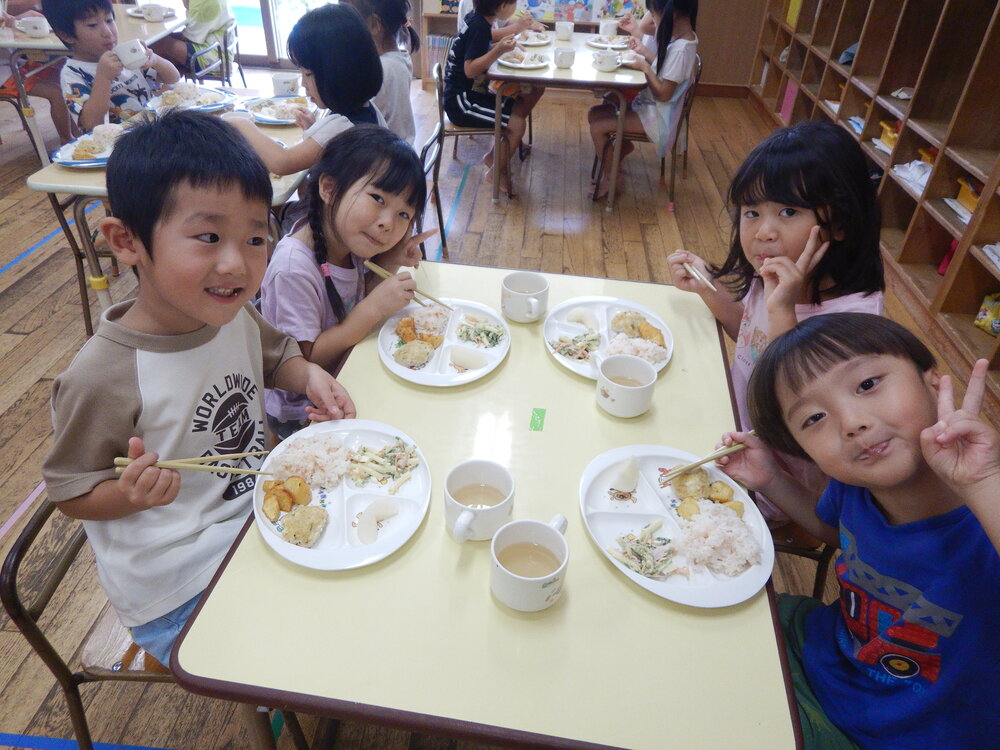 給食の様子１