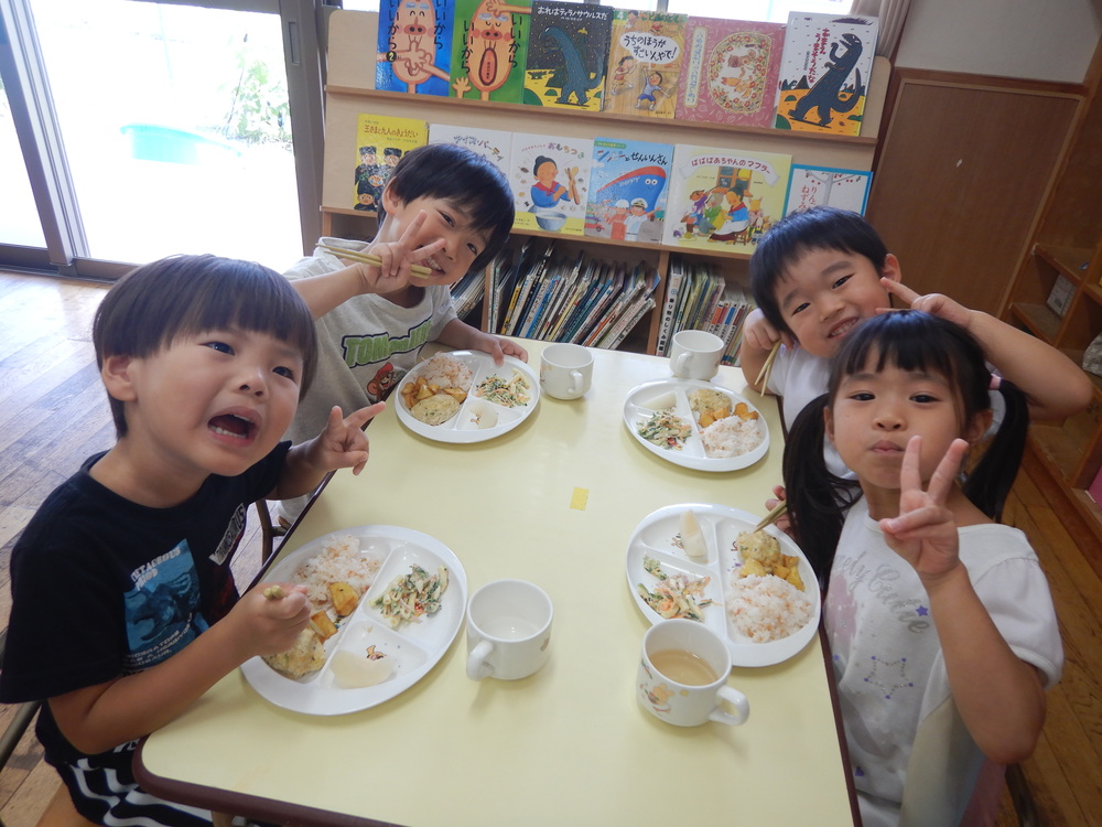 給食の様子２