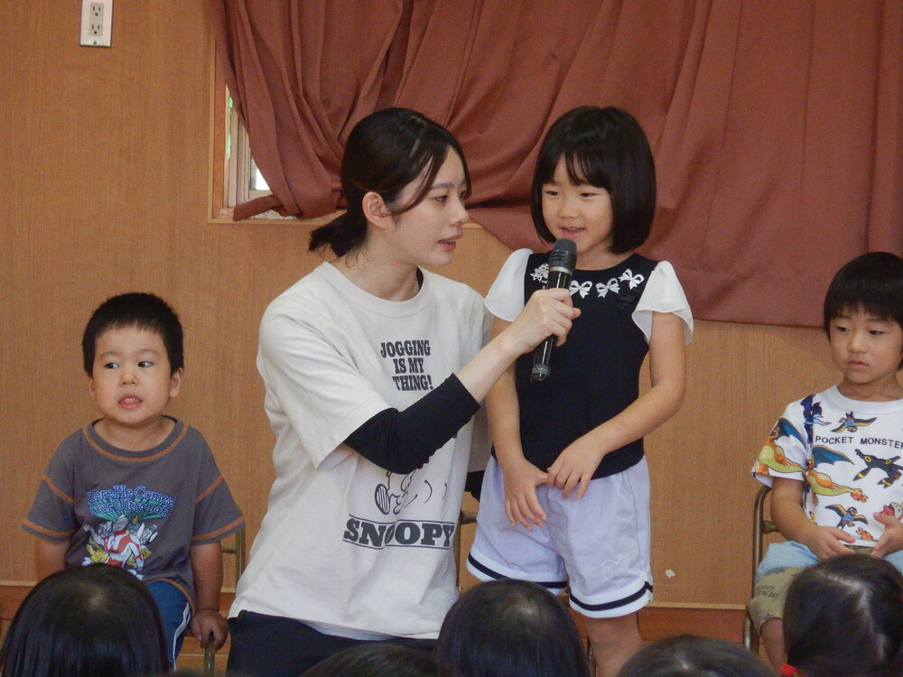 インタビューを受ける子ども４