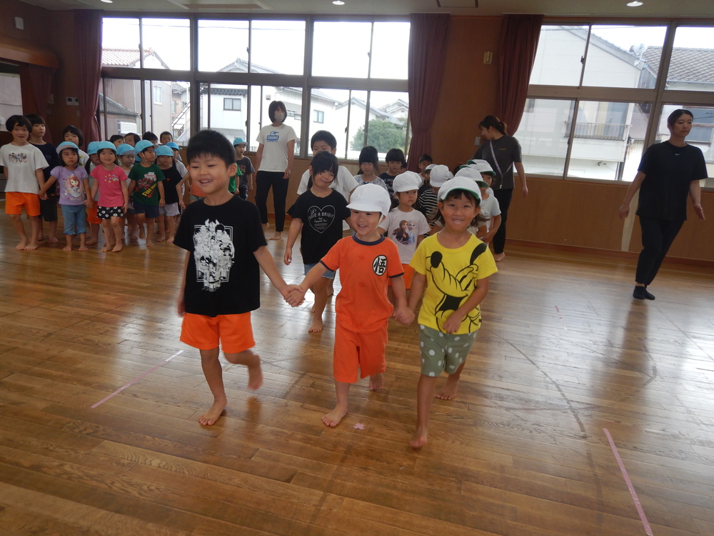 入場行進の練習をする子ども１