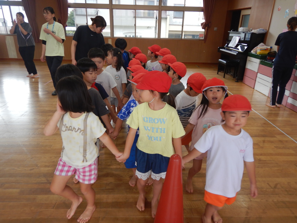 入場行進の練習をする子ども３