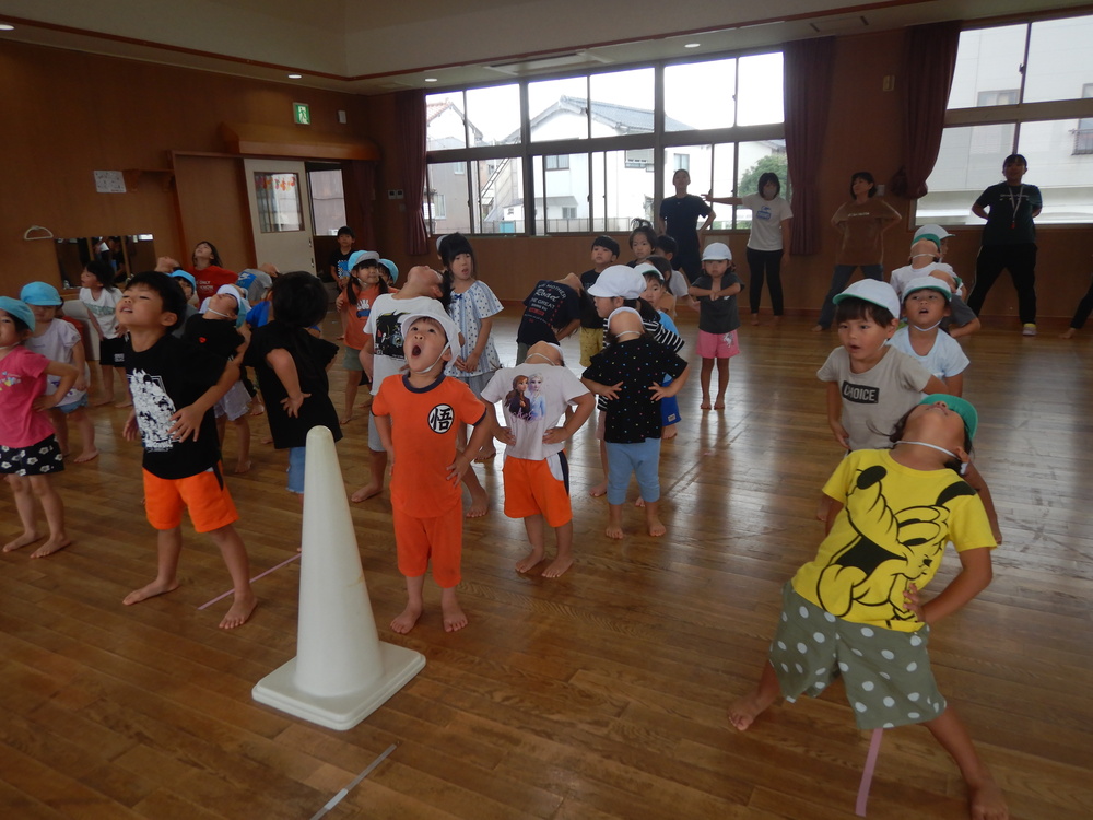 げんきっ気体操を踊る子ども