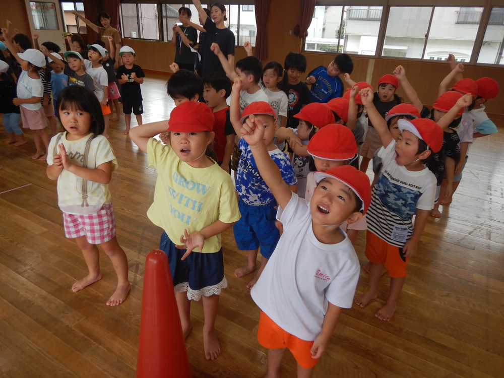 運動会の歌の練習の練習をする子ども