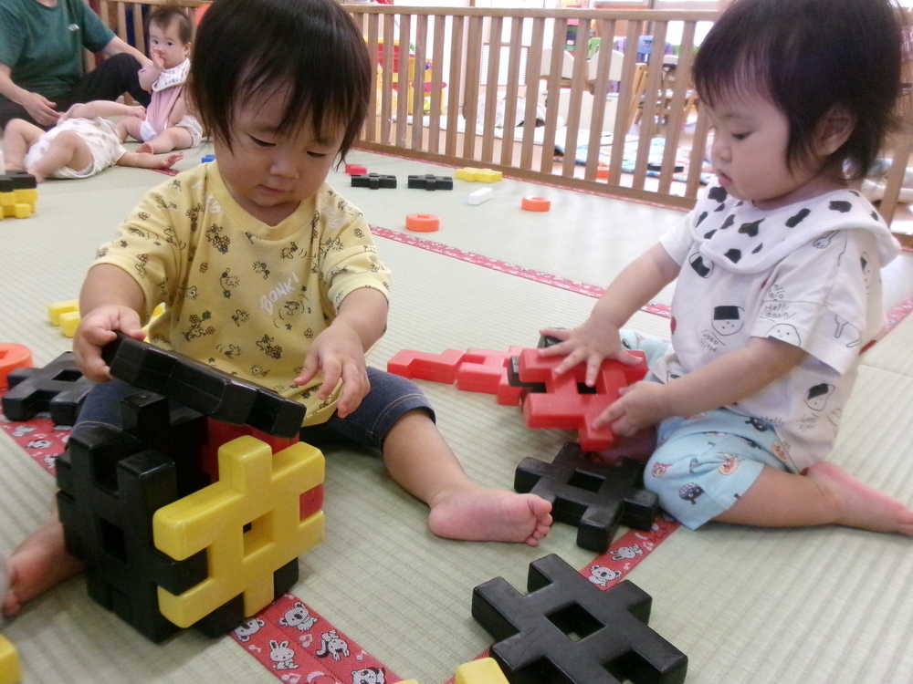 井形ブロックで遊んでいる