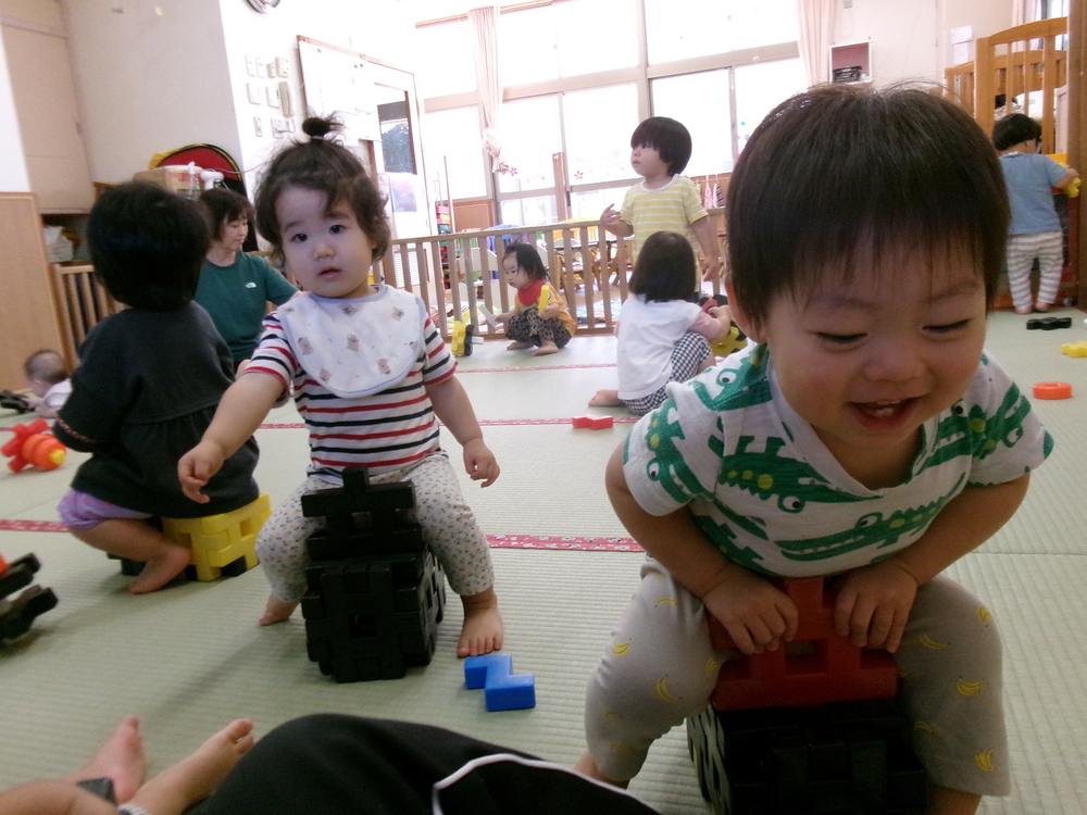 井形ブロックで遊んでいる