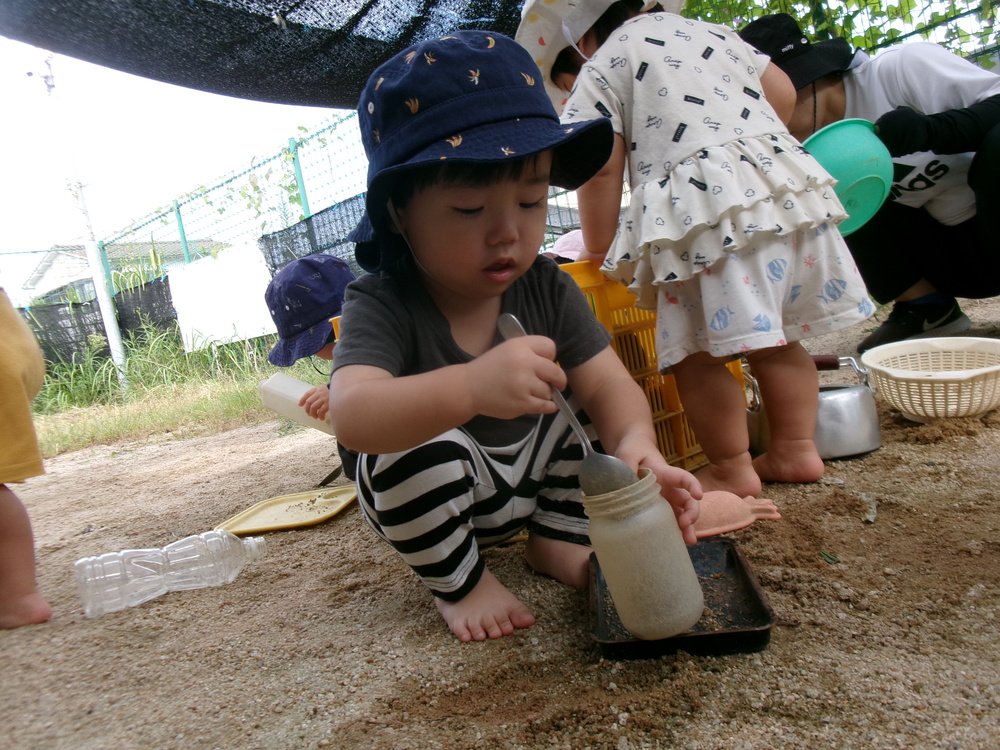 園庭遊びの様子 (1)