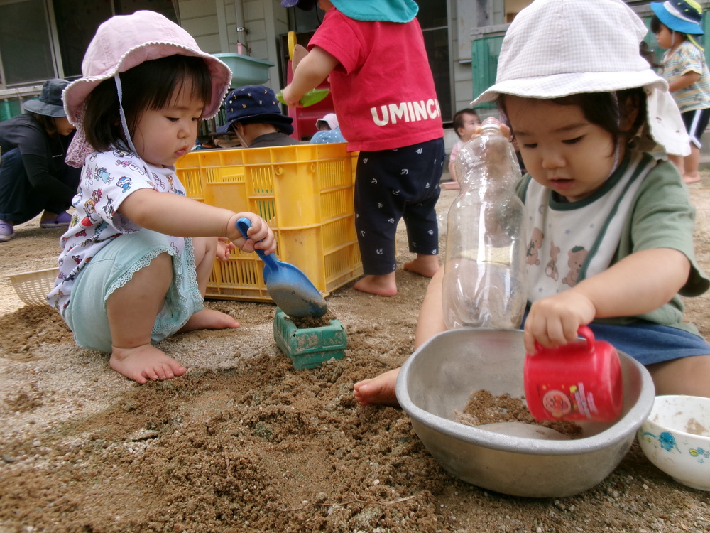 園庭遊びの様子 (2)
