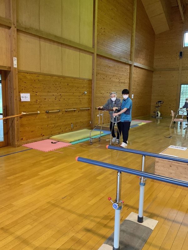 歩いています