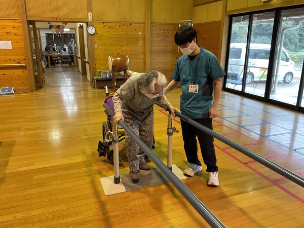 歩いています