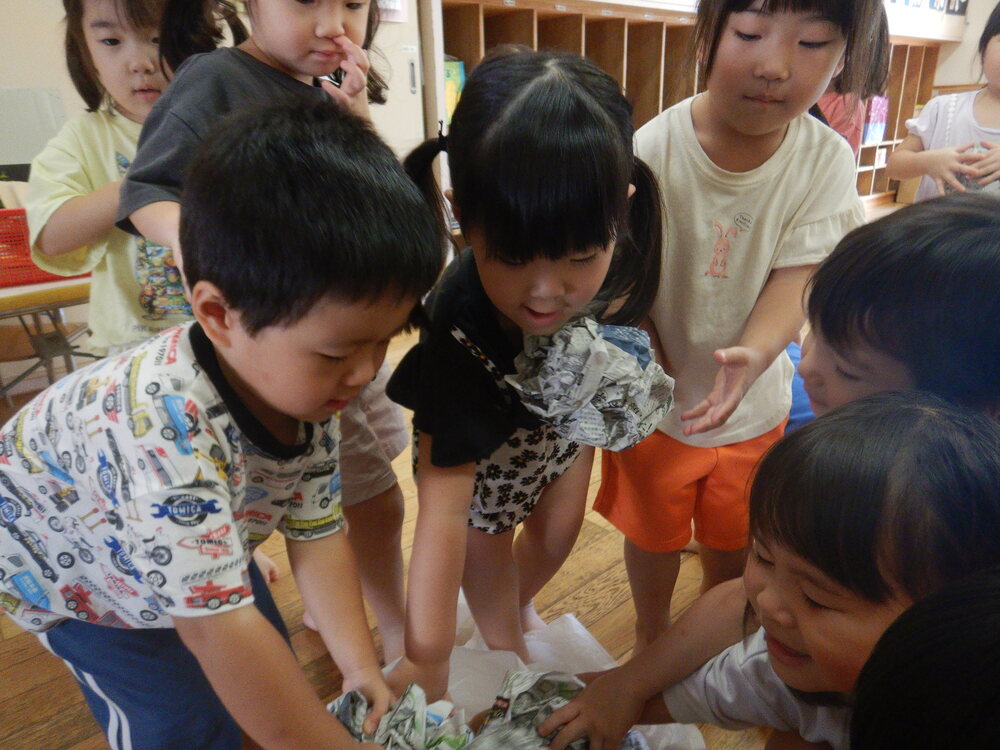 新聞紙遊びとかかし作り (3)