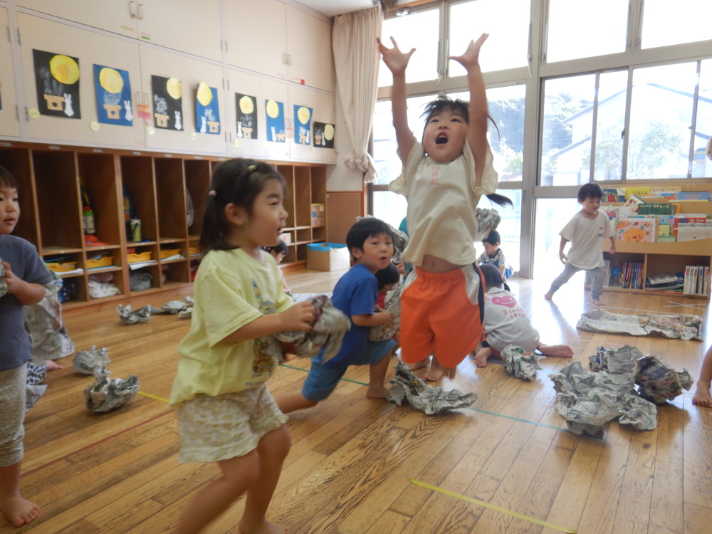 新聞紙遊びとかかし作り (4)