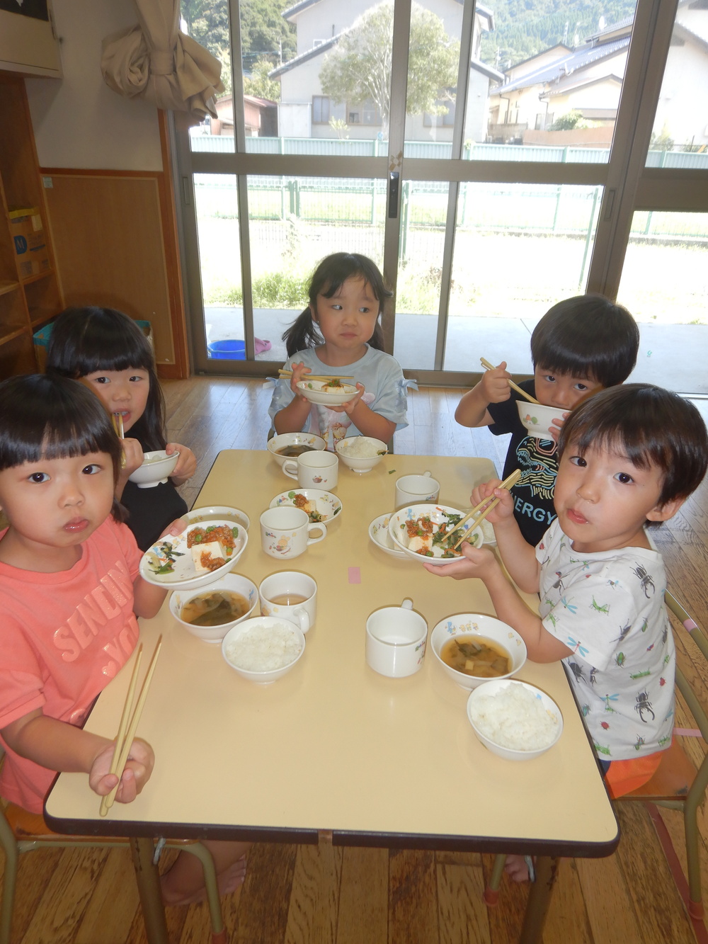 給食の様子 (1)