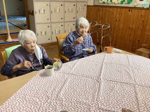 食べています