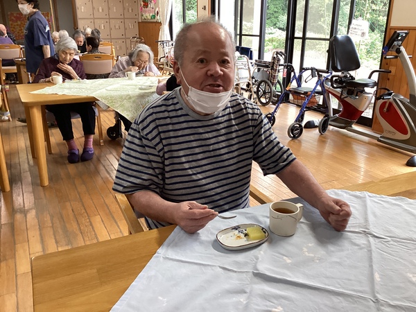 食べています