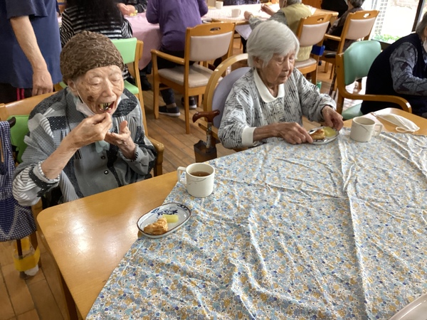 食べています