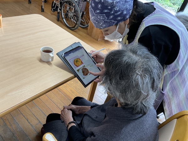 昼食の選択の聞き取りを行っています