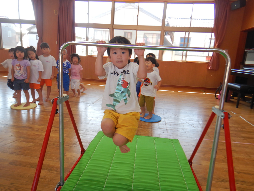 運動会の練習をする子ども (1)
