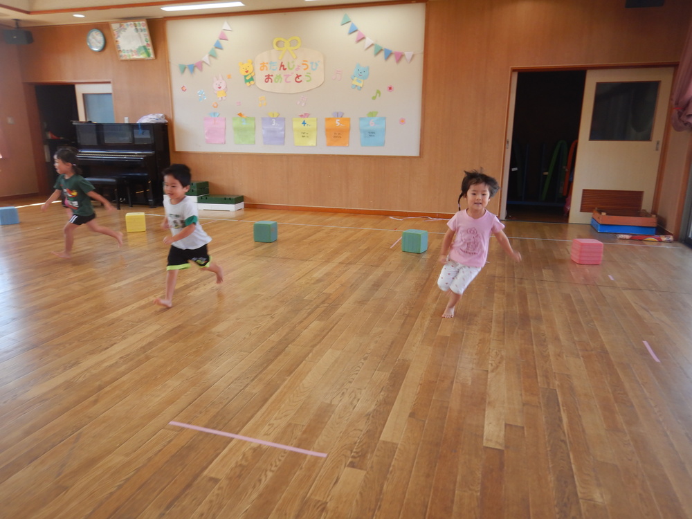 運動会の練習をする子ども (2)