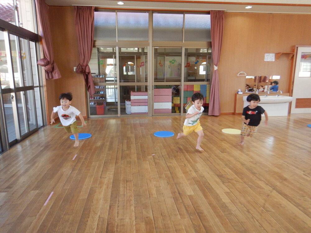 運動会の練習をする子ども (3)