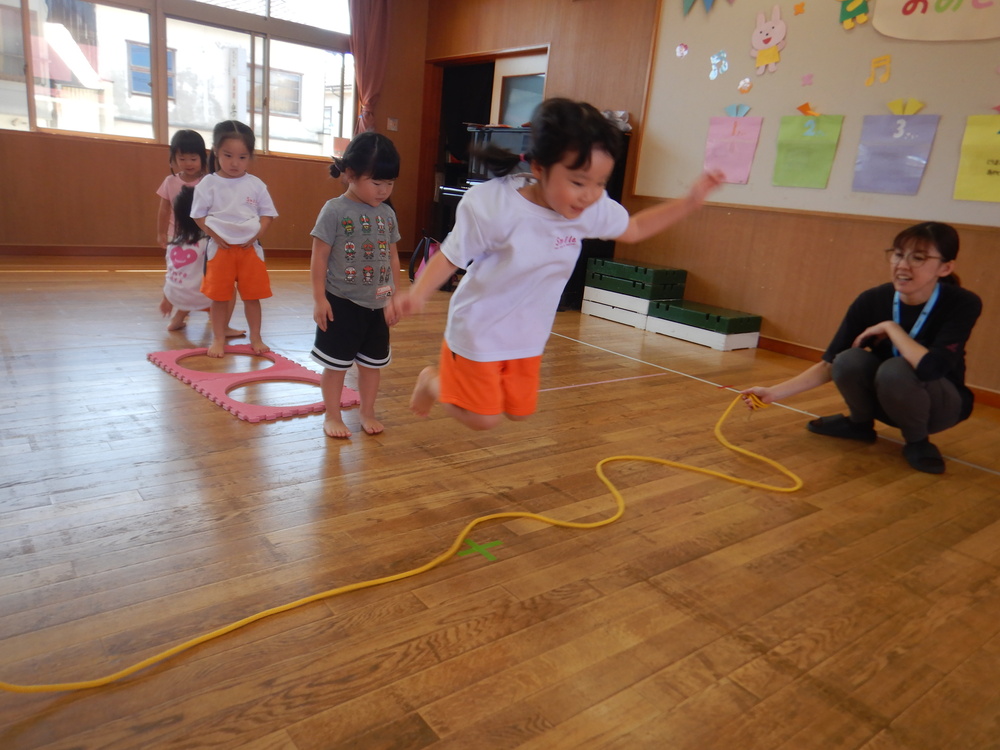 遊戯室で遊ぶ子ども (1)