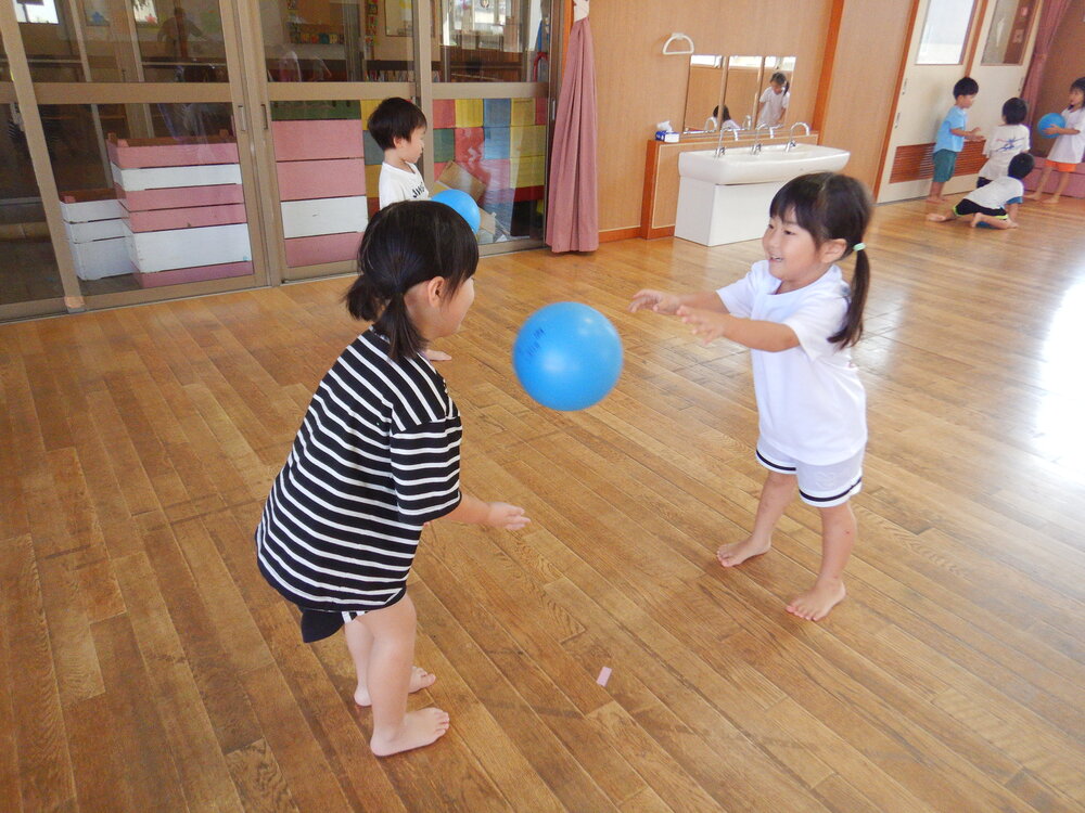 遊戯室で遊ぶ子ども (2)
