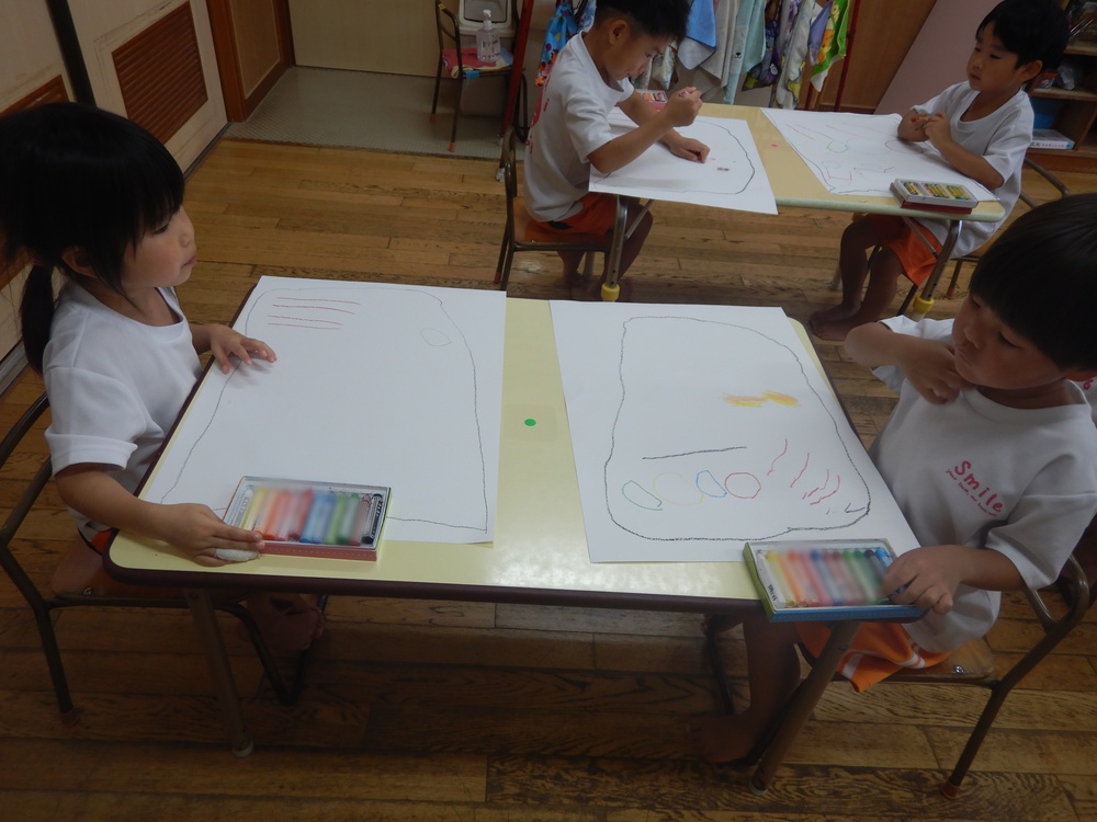 運動会の絵を描いている様子４