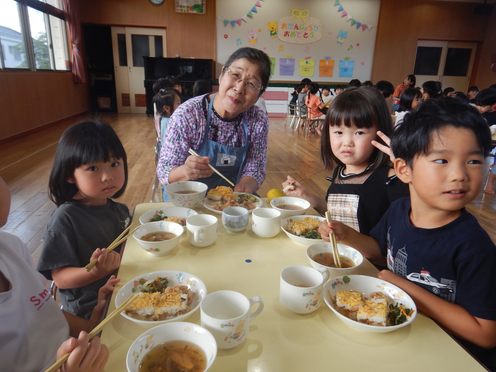 会食をする様子 (2)