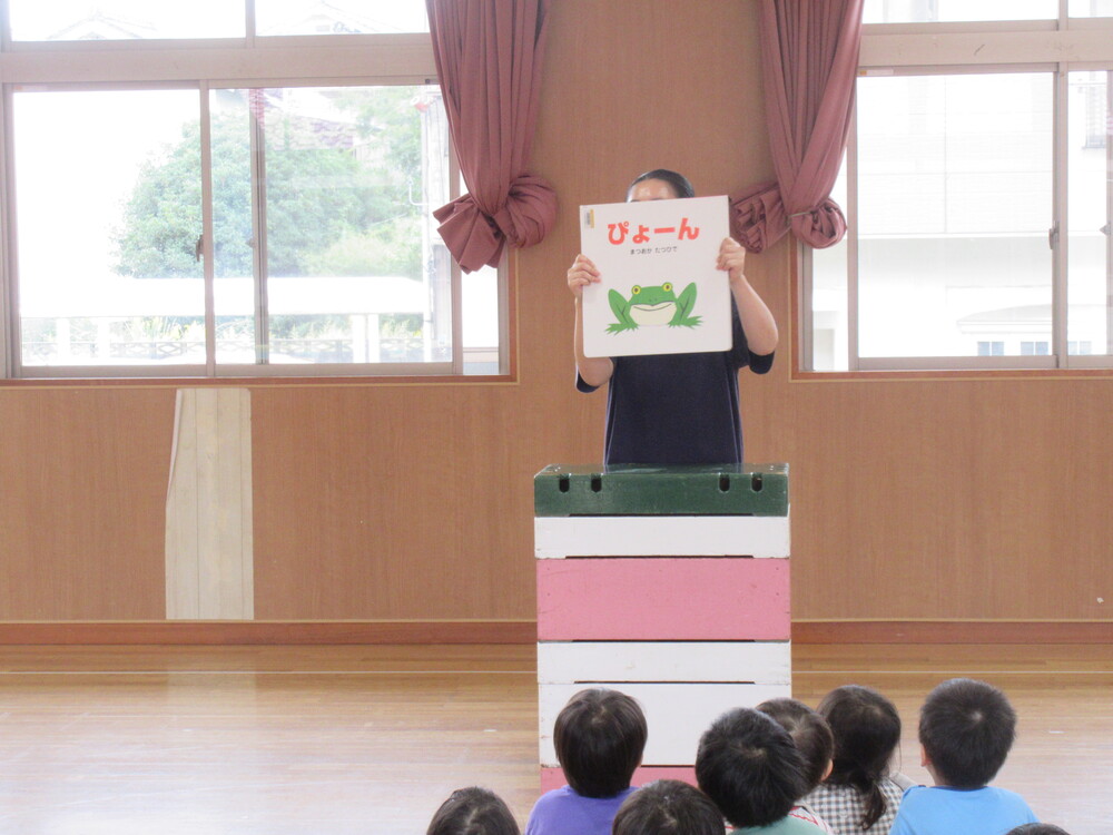 絵本の読み聞かせの様子