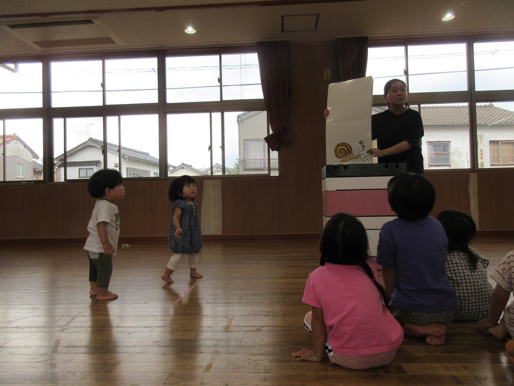 絵本読み聞かせの様子