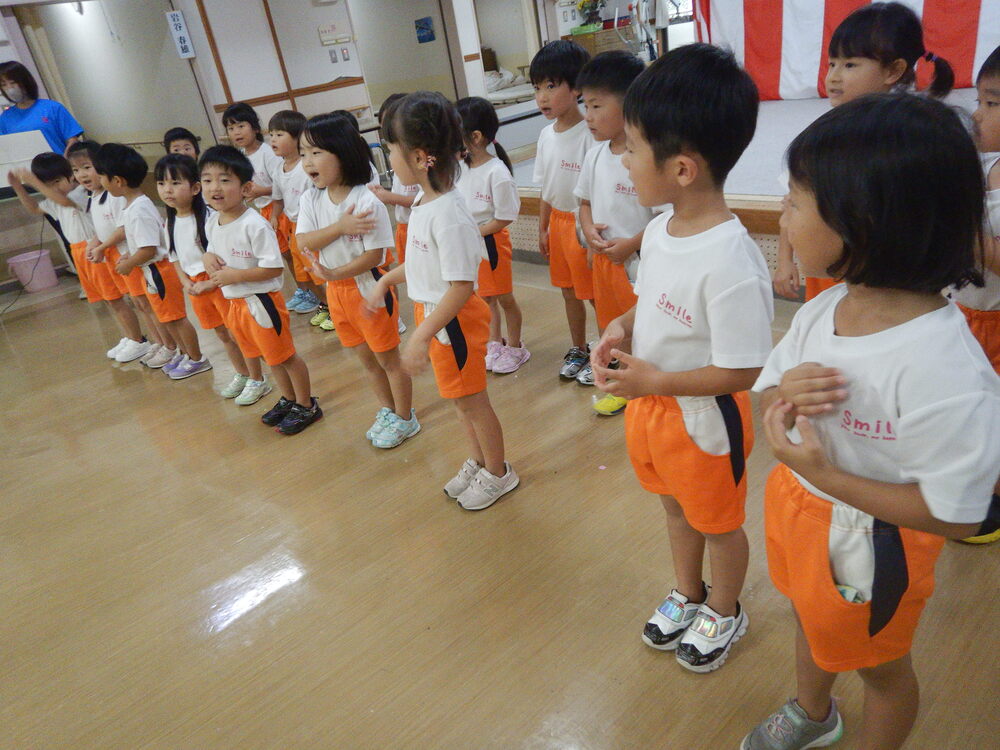 歌をうたう様子