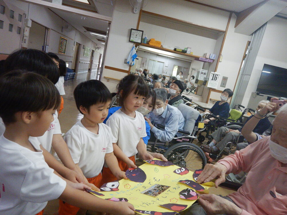 プレゼントを渡す様子