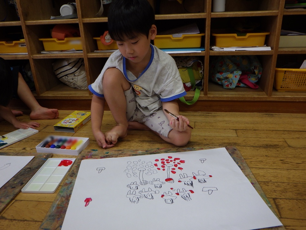 運動会の絵を描く子ども１