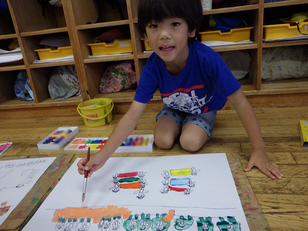 運動会の絵を描く子ども２