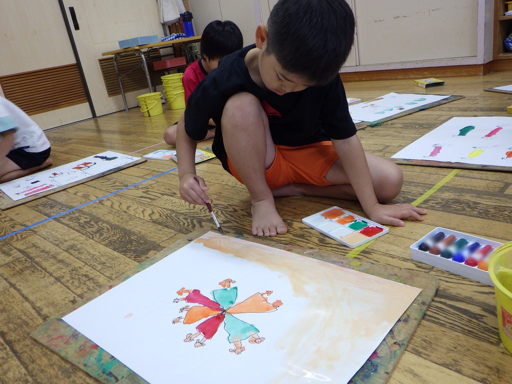 運動会の絵を描く子ども３