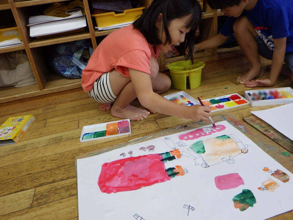 運動会の絵を描く子ども４