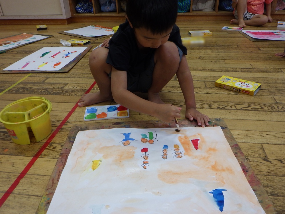 運動会の絵を描く子ども５