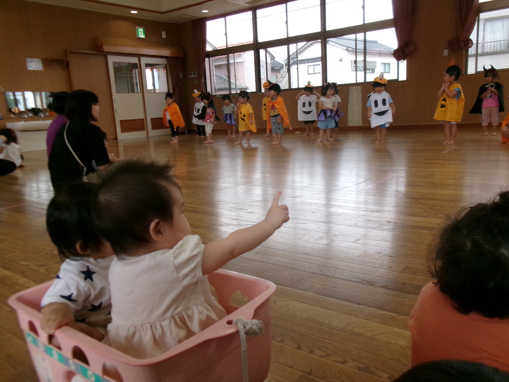 園内散歩の様子 (1)